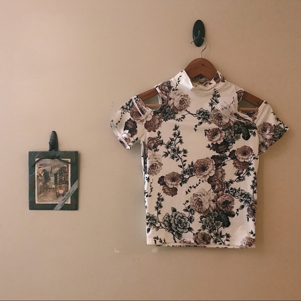 MARSHALL’S GAZE Open Shoulder Floral Top